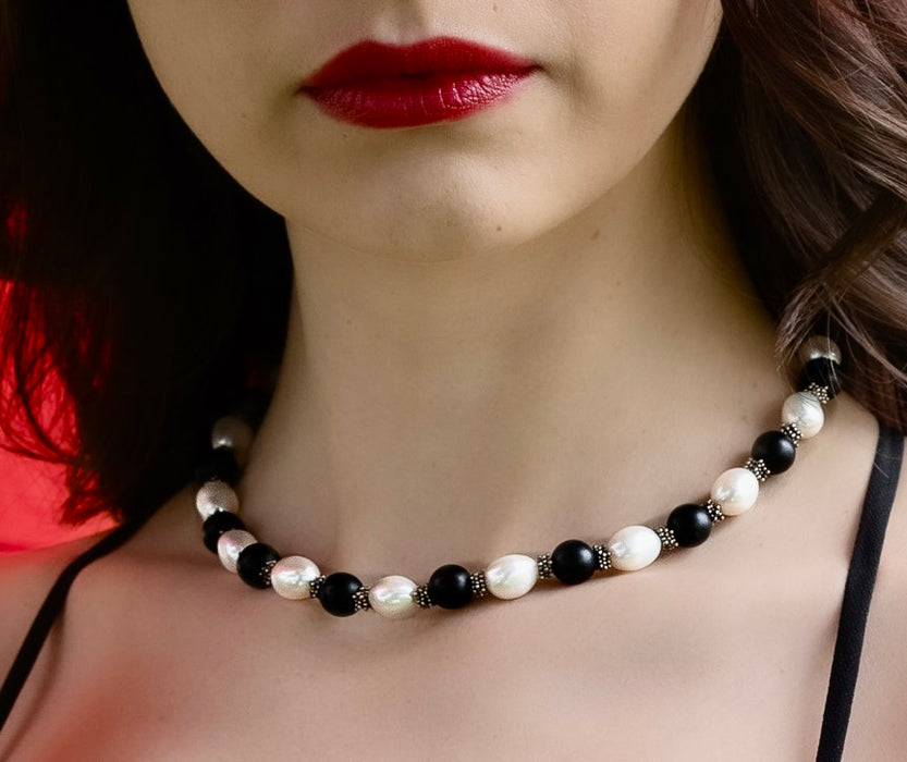 Black & White Pearl Collar Necklace